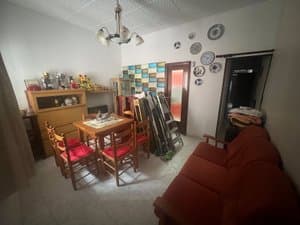 Comedor con mesa, sillas rojas y sofá