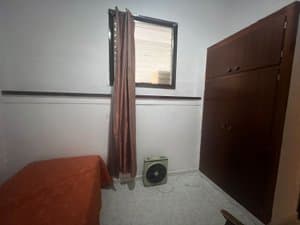 Dormitorio con armario de madera