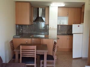 Cocina abierta con barra y frigorífico