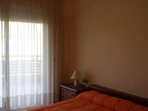 Dormitorio de matrimonio con ventanal