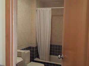 Baño con bañera y cortina