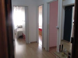 Pasillo con puertas a los dormitorios