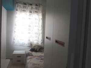 Dormitorio con cama individual y armario