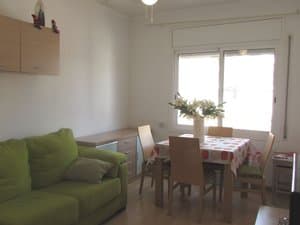 Comedor con sofá verde y mesa