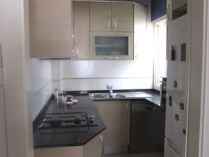 Cocina con placa de gas y horno
