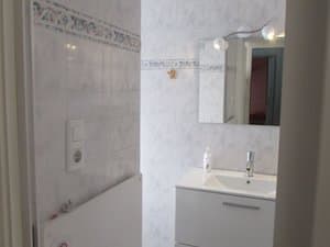 Baño con mueble de lavabo y espejo