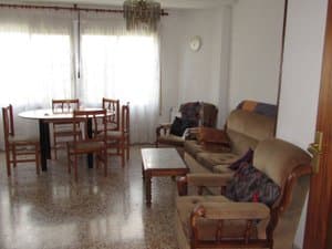 Salón comedor con sofás y mesa redonda