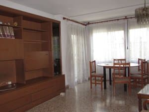 Salón con mueble de madera y ventanal