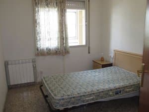 Dormitorio con cama y radiador