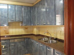 Cocina con muebles azules y fregadero