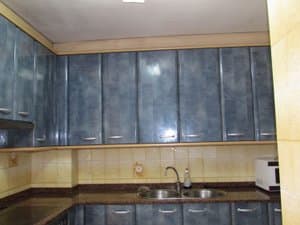 Cocina con armarios altos azules