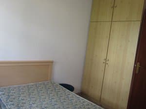 Dormitorio con armario claro