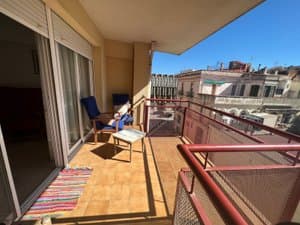 Terraza con sillas y vistas a la ciudad