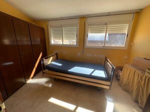 Dormitorio con cama y armario de madera