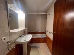 Baño con bañera y lavabo de pie