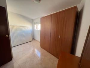 Dormitorio con armario grande