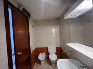 Baño con bidé, inodoro y bañera