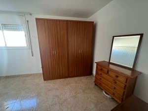 Dormitorio con armario y cómoda con espejo