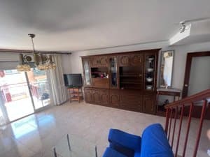 Salón con mueble de madera y escalera