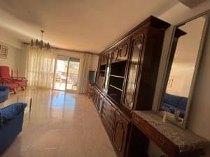 Salón comedor alargado con mueble de madera