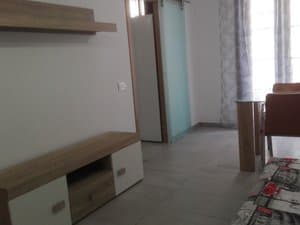 Salón con mueble de televisión y mesa de comedor