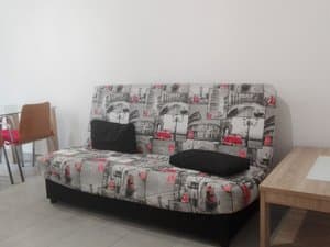 Sofá cama estampado y mesa baja