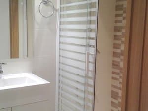 Baño con ducha de mampara