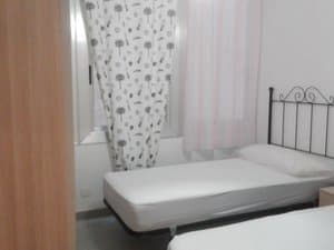 Dormitorio con dos camas y cortinas