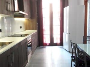 Cocina moderna con frigorífico y salida al balcón