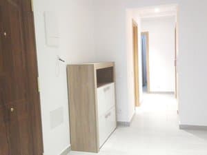 Pasillo con mueble auxiliar