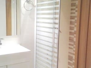 Baño con ducha de mampara