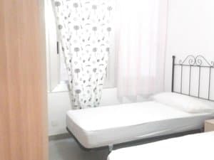 Dormitorio con dos camas y cortinas