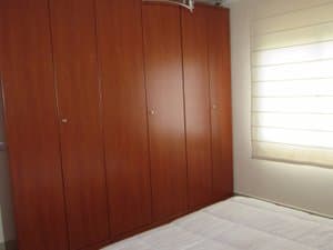 Dormitorio con armario de madera