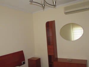 Dormitorio con aire acondicionado y espejo