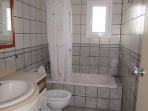 Baño con bañera, lavabo e inodoro