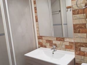 Baño con lavabo sobre mueble y ducha