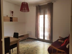 Comedor con mesa y salida al balcón