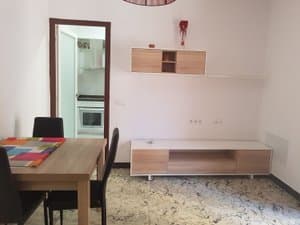 Comedor con mesa y mueble de televisión
