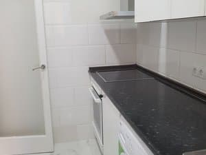 Cocina con placa vitrocerámica y horno