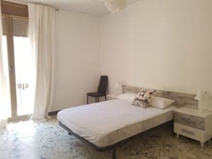 Dormitorio de matrimonio con balcón
