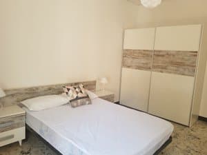 Dormitorio con armario de puertas correderas