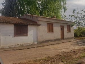 Casa de campo de una planta con contraventanas de madera