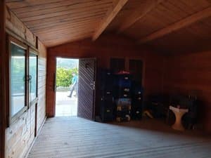Interior de madera con cajas apiladas
