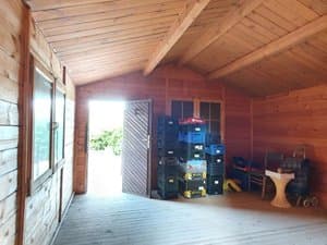 Construcción de madera con puerta abierta