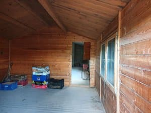 Interior de madera con ventana