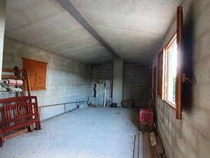 Interior diáfano de bloques con ventana