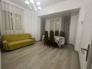 Salón comedor con sofá amarillo y mesa