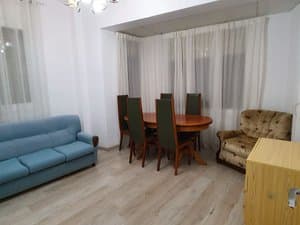 Salón con sofá azul, mesa y butaca