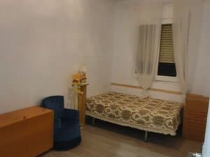 Dormitorio con cama y arcón