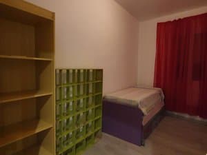 Dormitorio con estanterías y cama